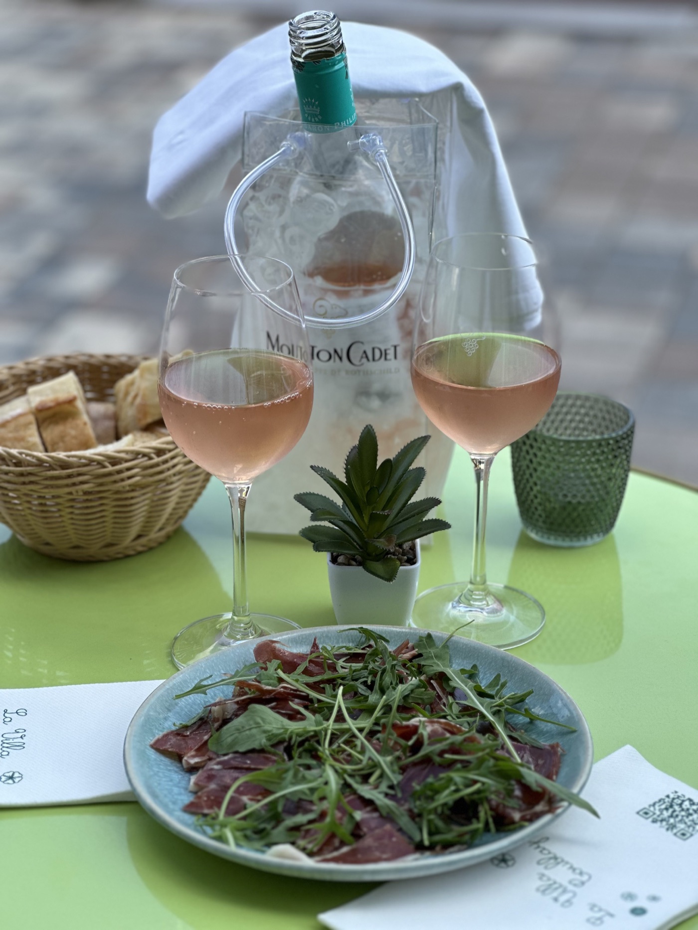Un verre de rosé en terrasse à La Villa Coublay