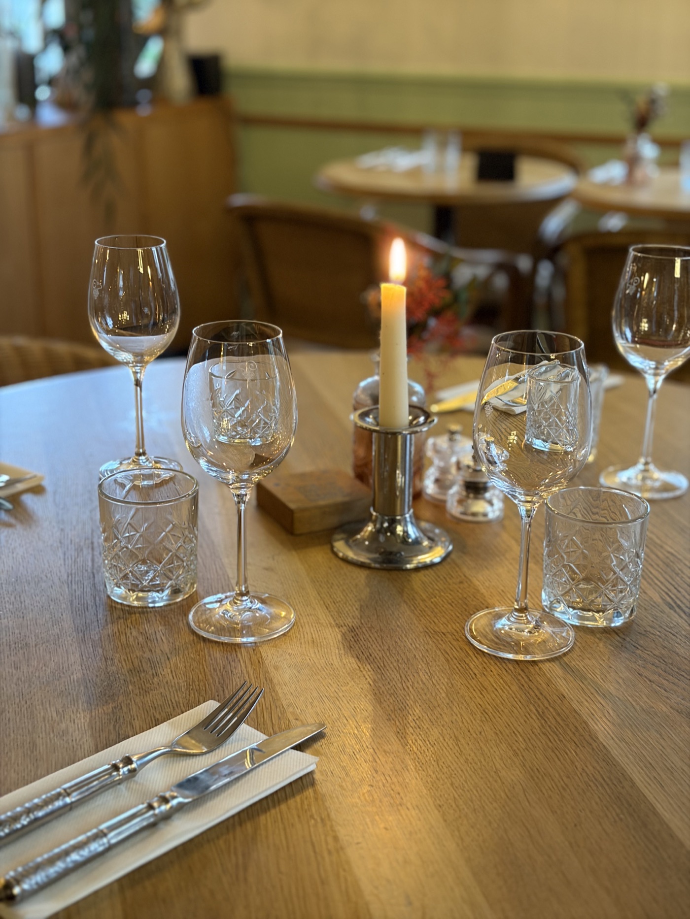 Une table dressée avec soin à La Villa Coublay